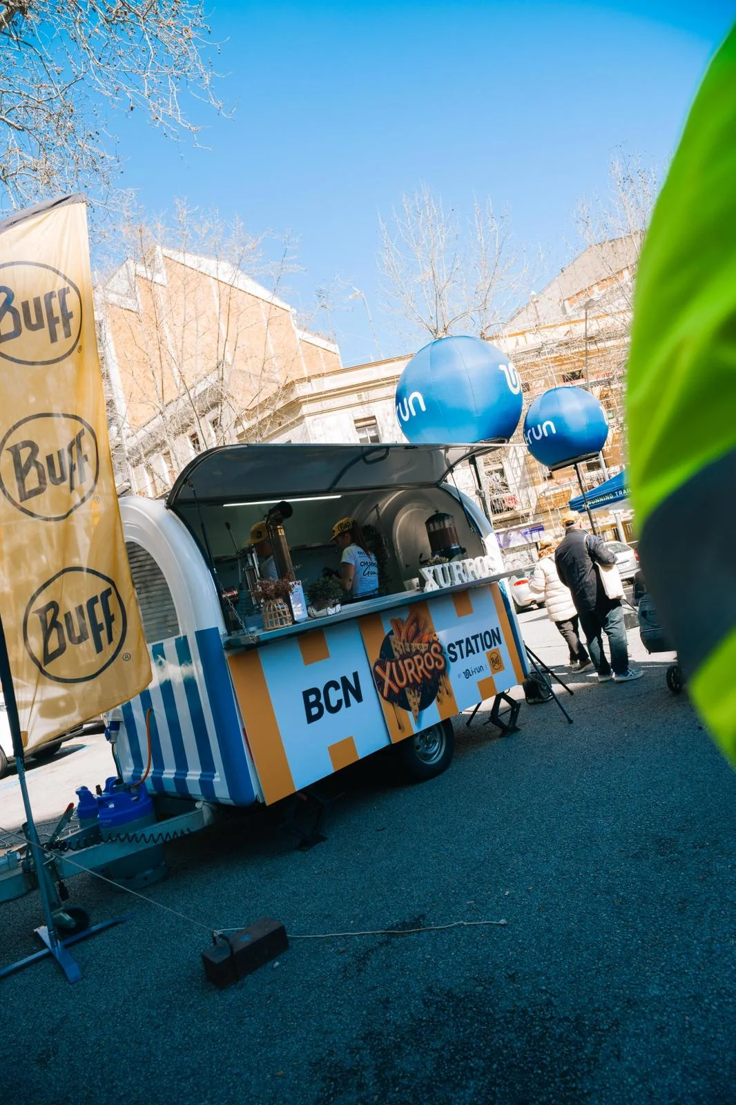 Servicio de churros en evento - invitados disfrutando de churros artesanales recién hechos