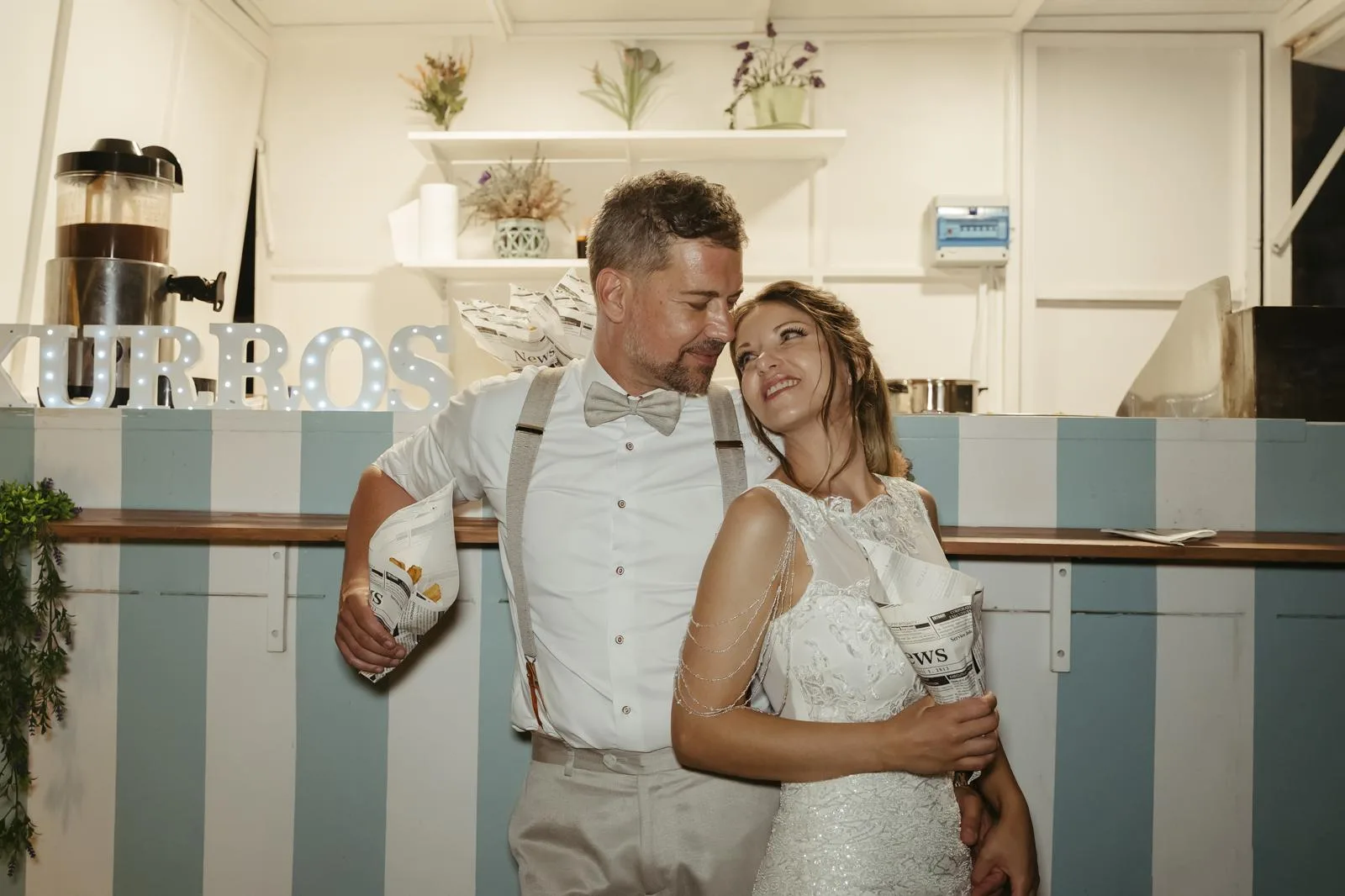 Novios disfrutando de churros para bodas en su recena