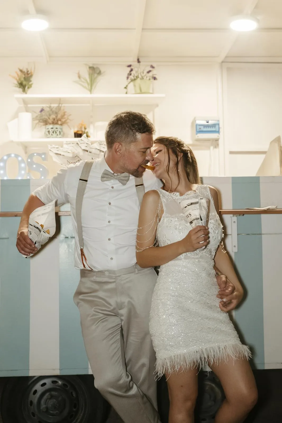 Invitados comiendo churros artesanales en boda