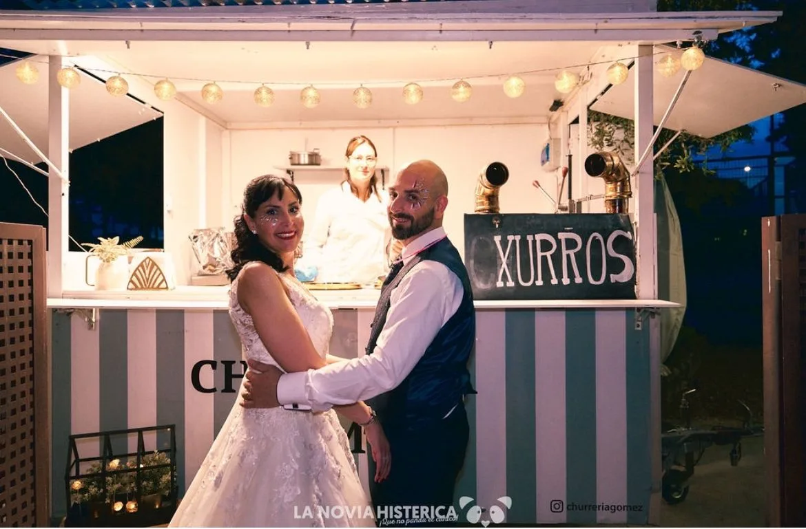 Pareja de novios junto al food truck de churros Gómez