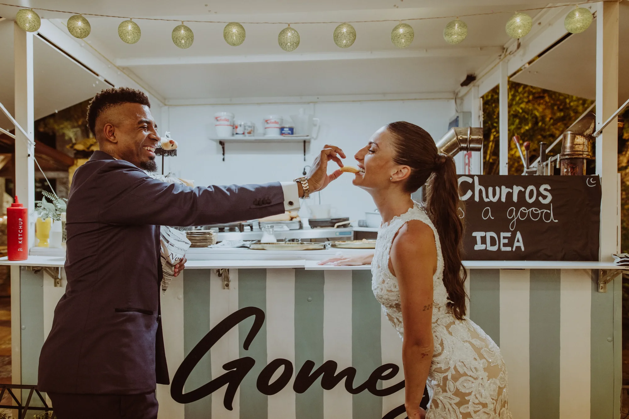 Invitados de boda disfrutando del puesto de churros