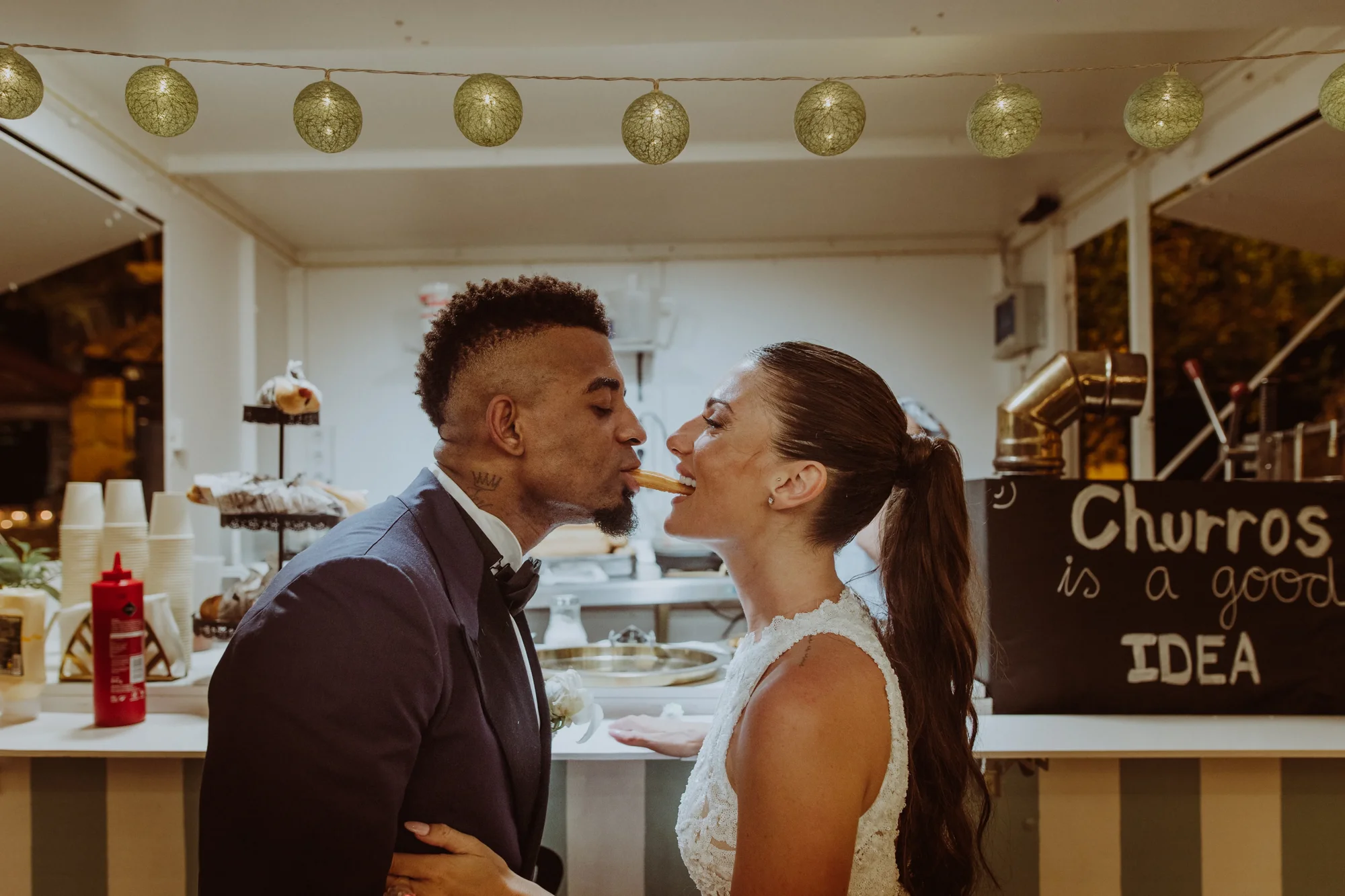 Churros artesanales servidos en boda al aire libre