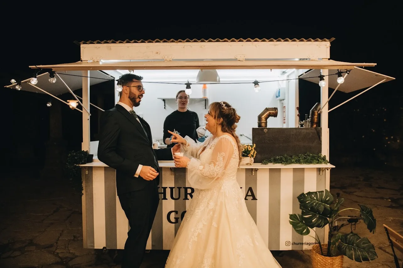 Chocolate caliente y churros en recena de boda