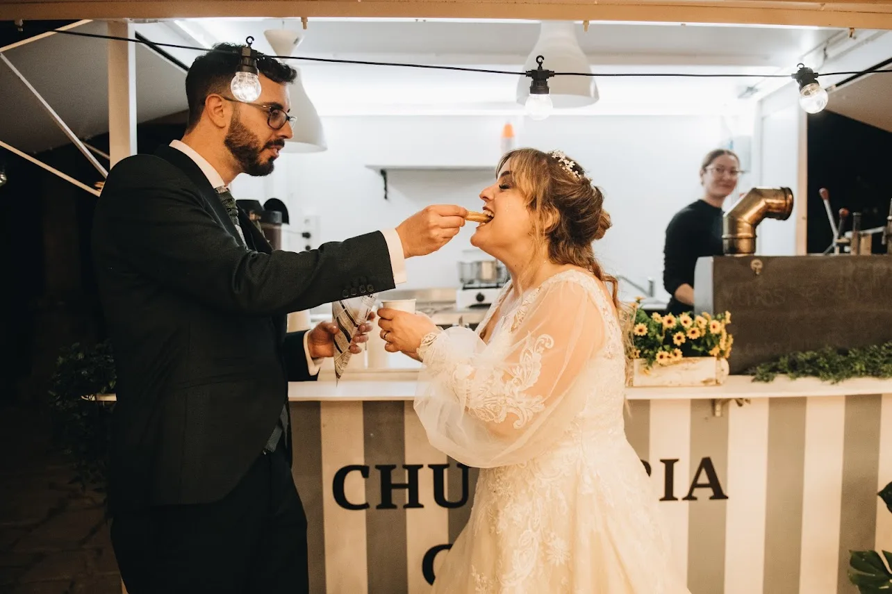 Novios celebrando con churros artesanales de Churrería Gómez