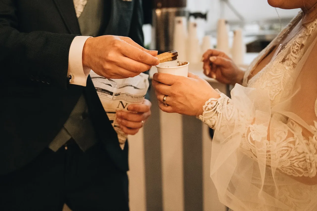 Detalle de churros con chocolate en boda elegante